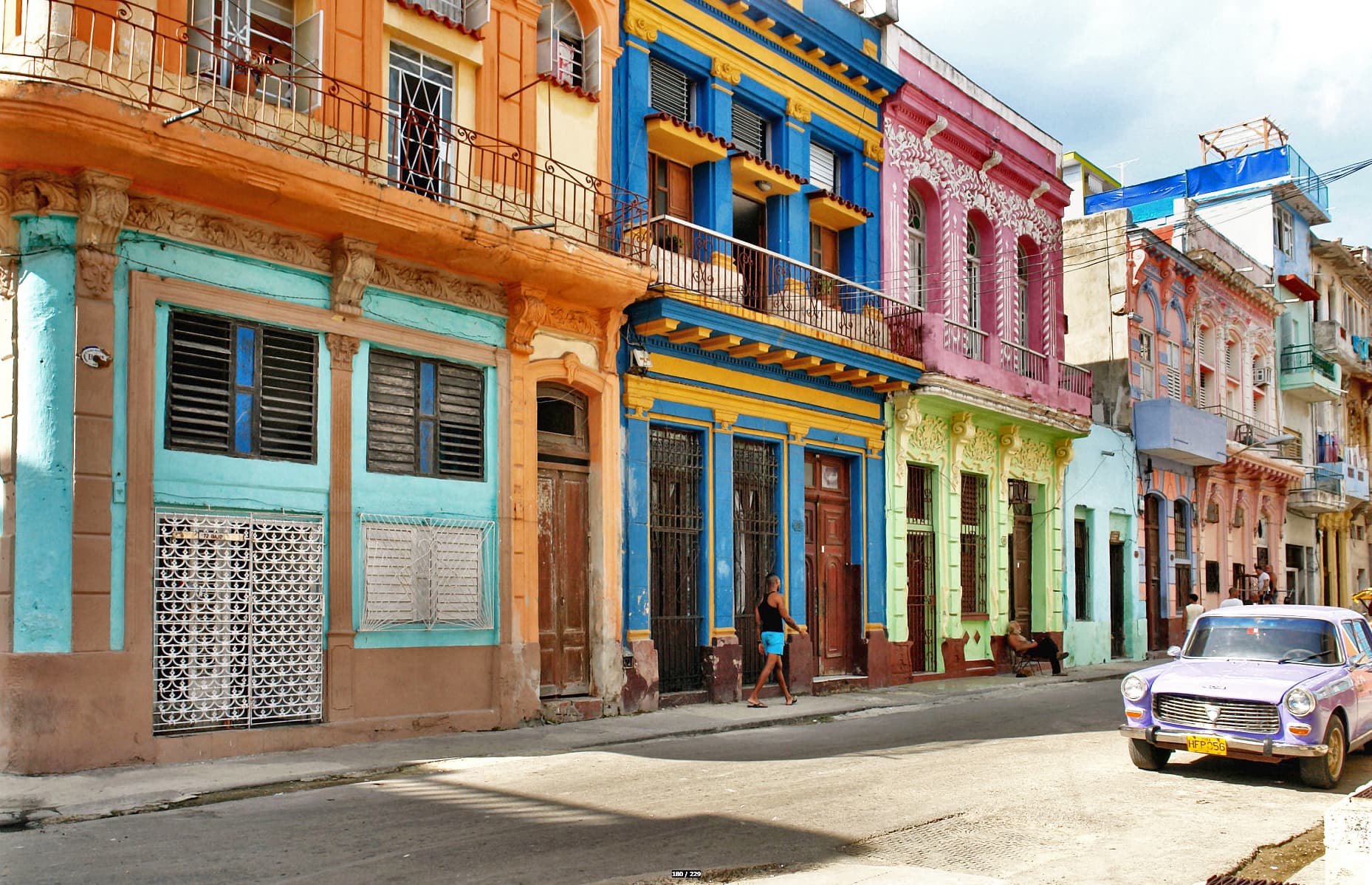 På en reise til Cuba og Havana ser farvestrålende bygninger