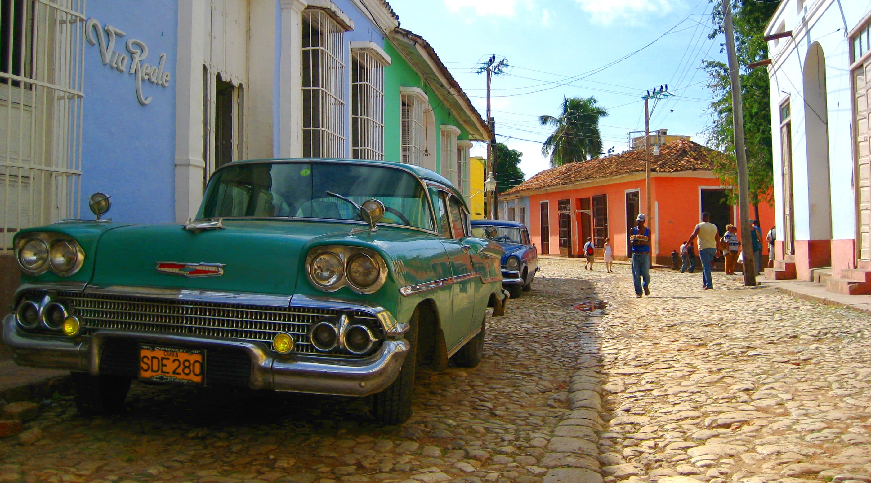 På en reise til Cuba skal du kjøre i åben amerikanerbil